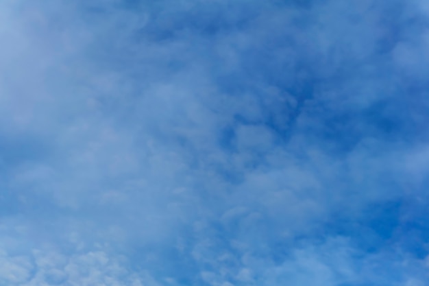 Plano de fundo - céu azul com nuvens cirro-cúmulos brancas