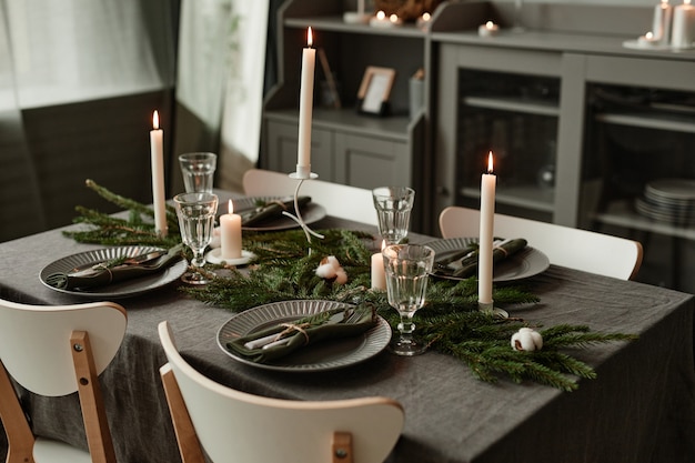 Foto plano de fundo da elegante mesa de jantar decorada para o natal em tons mínimos de cinza copie o espaço