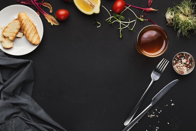 Plano de fundo da hora do almoço. Mesa posta para o jantar, cópia espaço para seu prato, vista de cima