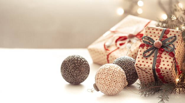 Plano de fundo de natal com bolas de natal e caixa de presente close-up.