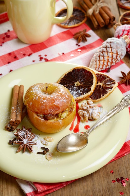 Plano de fundo de Natal de maçãs assadas em forno caseiro recheadas com queijo cottage, sementes de abóbora e amêndoas servidas no prato