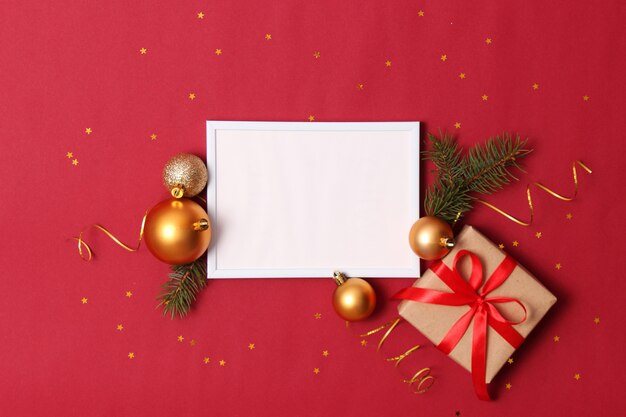 Plano de fundo de Natal no estilo minimalista em um fundo colorido com lugar para texto. Acessórios e presentes de Natal ou Ano Novo. Foto de alta qualidade