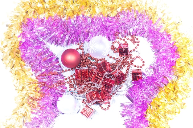 Plano de fundo decorado com guirlandas cintilantes e bolas de cores muito brilhantes para o natal e ano novo