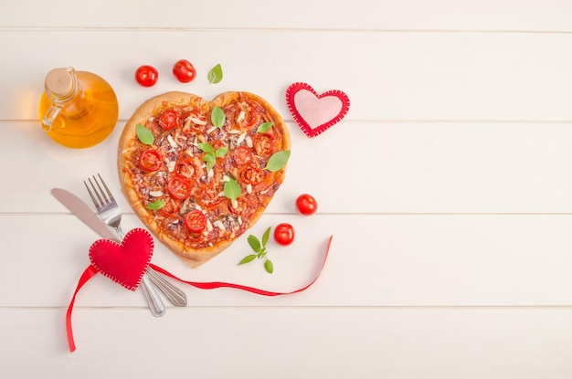 Plano de fundo dia dos namorados com coração de pizza em fundo branco de madeira com espaço de cópia.