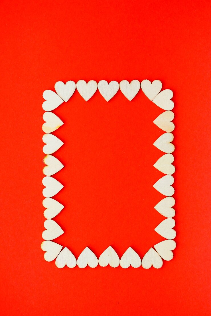 Foto plano de fundo dia dos namorados. os corações de madeira são alinhados com um retângulo sobre um fundo vermelho, com lugar para texto com corações. corações para cartões postais.