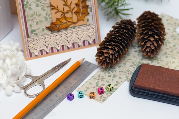 Plano de fundo do álbum de recortes. cartão de natal e ferramentas com decoração
