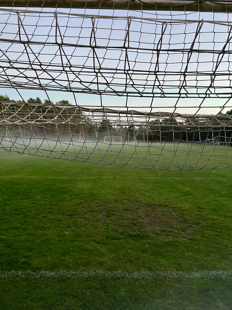 Foto plano de fundo do campo de futebol com neblina