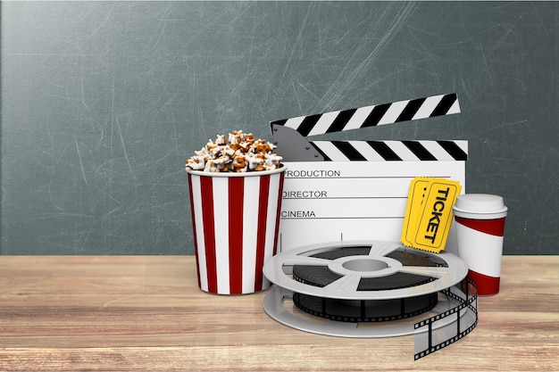 Plano de fundo do filme de cinema - claquete e rolos de filme no teatro