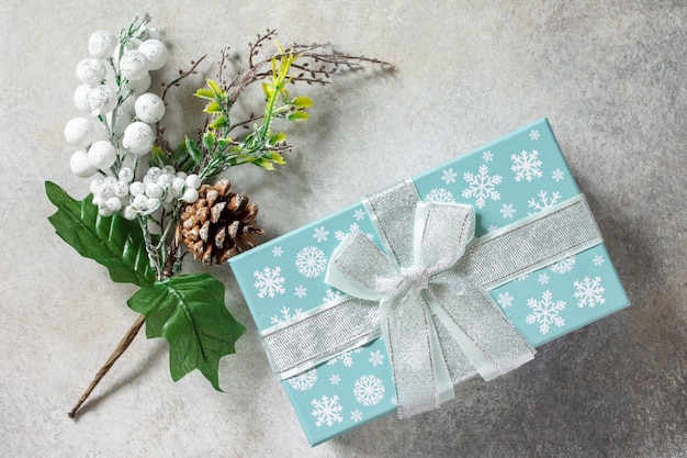 Plano de fundo do Natal Presentes de Natal caixa azul e decoração de galho de árvore Vista superior plana lay