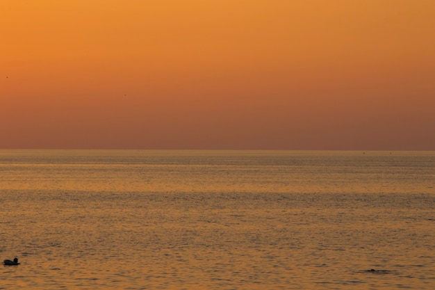 Plano de fundo do sol, vista do pôr do sol do Mar Negro e paisagem em Adjara, Geórgia