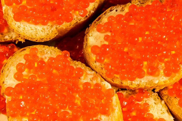 Plano de fundo dos sanduíches com caviar vermelho