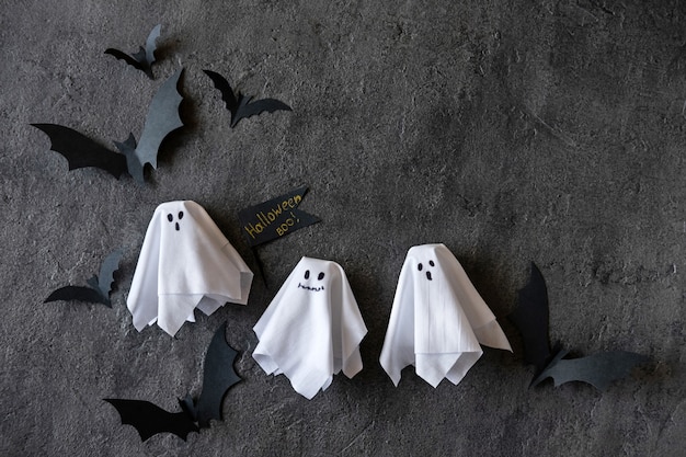 Plano de fundo moderno de halloween com morcegos e fantasmas em fundo escuro