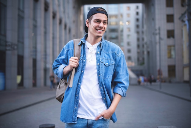 Plano de fundo na rua enquanto espera seus colegas empresário vestindo camisa jeans branca casual