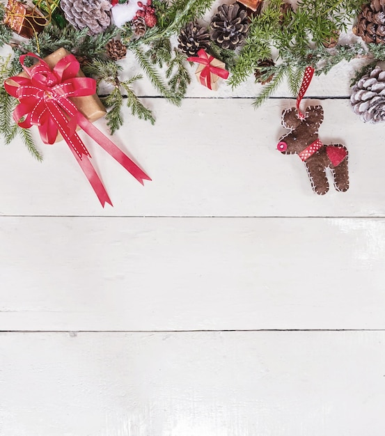 Plano de fundo natal e feliz ano novo. férias de inverno com decoração e espaço de cópia para o texto.