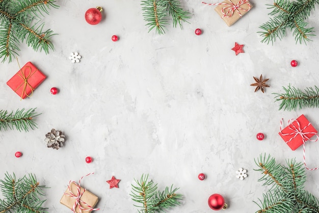 Plano de fundo Natal ou feliz ano novo feito de galhos de pinheiro, decorações do feriado e caixas de presente. postura plana