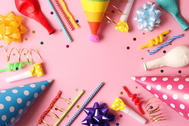 Plano de fundo para a festa de Natal ou aniversário em um fundo colorido