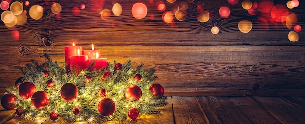 Plano de fundo sazonal do Advento e espaço de cópia com coroa de flores e velas na madeira