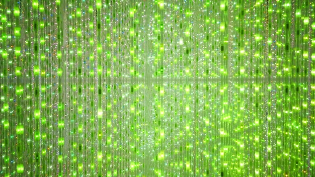 Plano de fundo verde e vermelho do palco de lâmpadas led piscando. disco e feriado iluminaram o cenário brilhante de néon. decoração abstrata de festão.