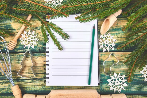 Plano de menu de Natal ou receita em madeira rústica verde