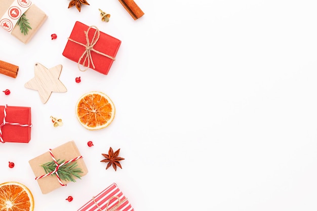 Foto plano de natal com caixas de presente, decorações de natal e espaço para cópia em fundo branco.