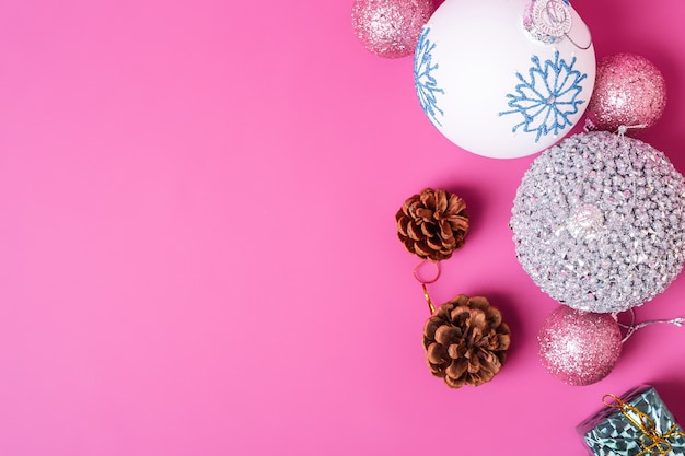 Plano de Natal deitado. Presentes, cones de pinheiro, enfeites de bola de prata em rosa