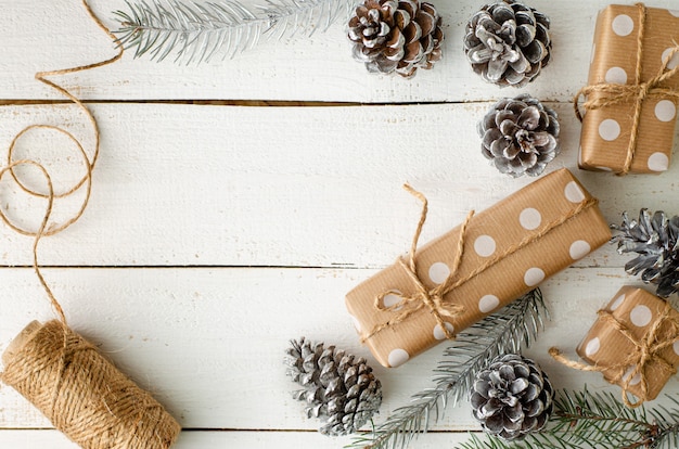 Plano de Natal leigos composição sobre fundo branco de madeira.