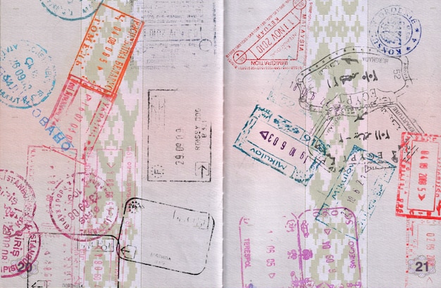 Foto plano de viagem com diferentes carimbos de passaporte