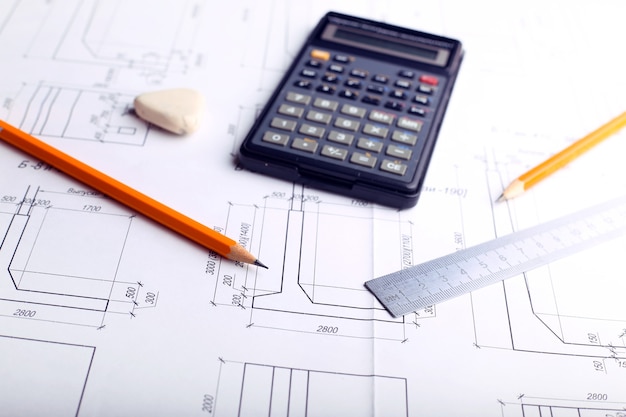 Plano - desenho de engenharia na mesa