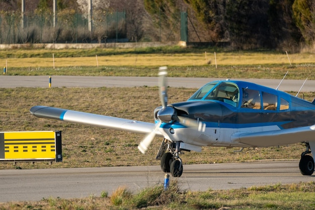 Plano de detalle de un Avión elaborado antes de despegar en la pista del aeropuerto de Sabadell