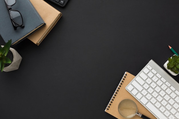 Foto plano de escritorio con agendas y teclado