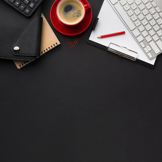 Plano de escritorio con taza de café y agenda