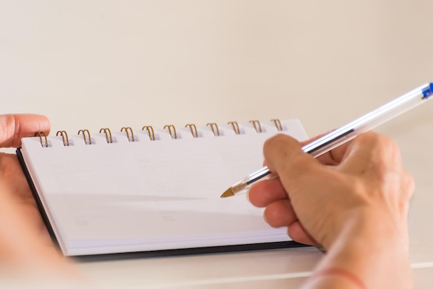 Plano fechado de uma escrita à mão delicada em um planejamento de folha de caderno em branco