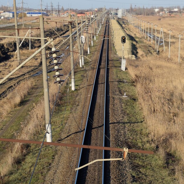 Foto plano ferroviário vista superior dos trilhos linhas de alta tensão para comboios elétricos