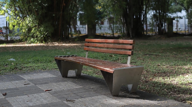 Plano general de banco de madera en el parque iberoamericano en santo domingo