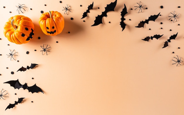 Plano de Halloween con decoraciones hechas de calabaza, murciélagos de papel y araña negra