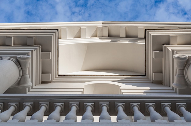 Foto plano inferior del edificio blanco con balcón