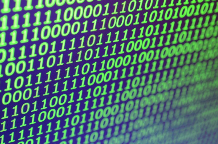 Foto plano macro de código binario en el monitor de una computadora de oficina