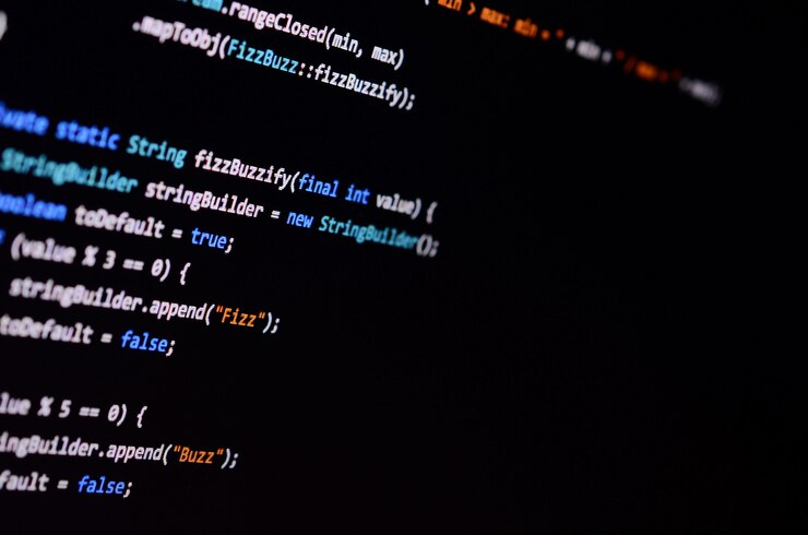 Foto plano macro de la línea de comando en el monitor de la computadora de la oficina