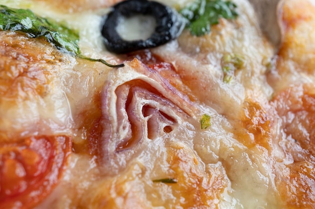 Plano macro de pizza italiana con mozzarella