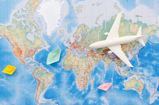 Foto plano de mapa con juguete de avión