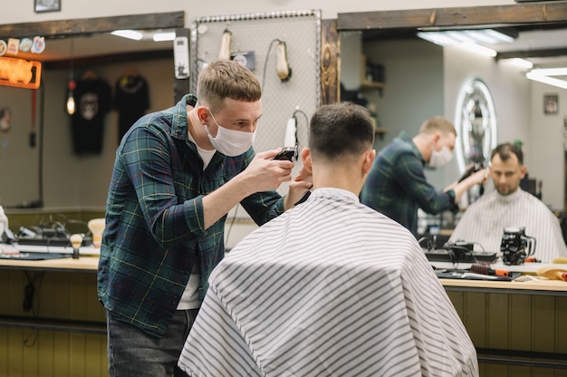 Foto plano medio del concepto de barbería