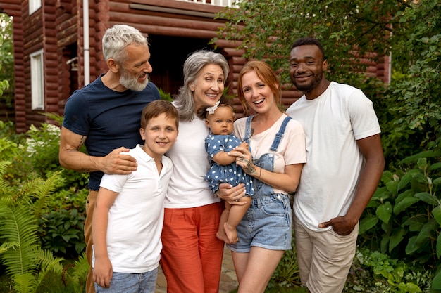 Plano médio de família feliz junta