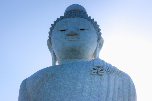 Plano medio de la estatua del Gran Buda de Phuket sentado en la cima de Nakkerd Hill en la isla más grande de Tailandia