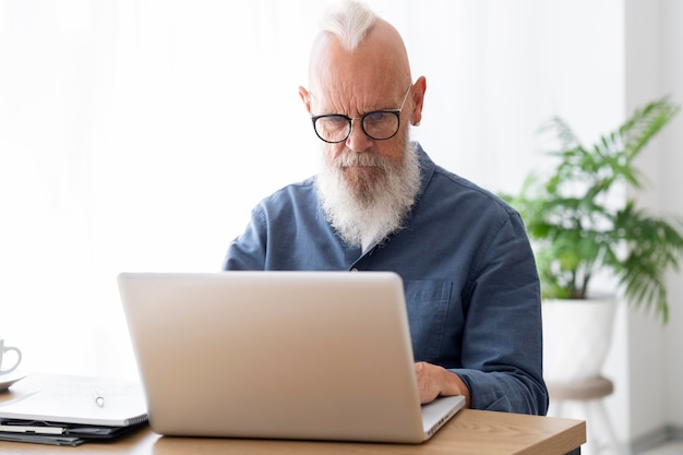 Plano medio hombre sentado en el escritorio