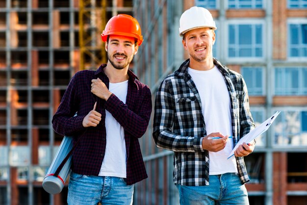 Plano medio de ingeniero y arquitecto mirando a cámara