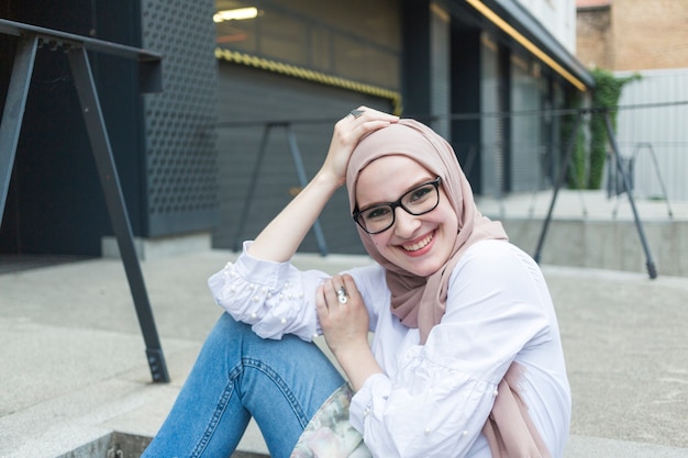 Foto plano medio de mujer con gafas sonriendo