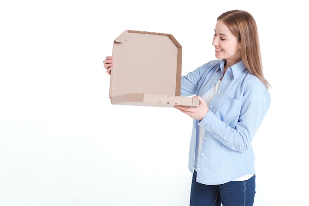 Plano medio de mujer mirando en una caja de pizza