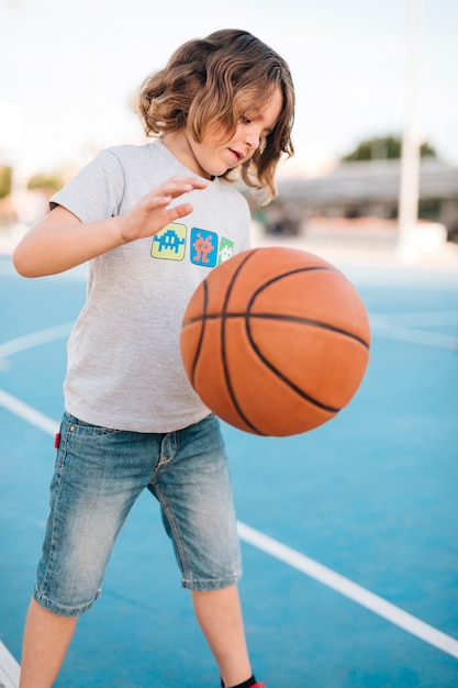 Plano medio de un niño jugando baloncesto