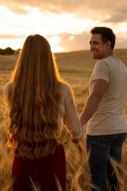 Foto plano medio pareja cogidos de la mano