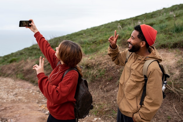 Foto plano medio pareja tomando selfie